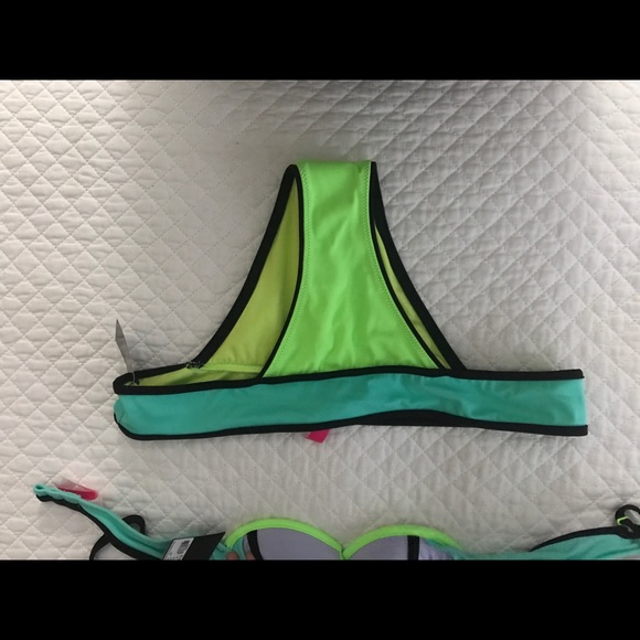 Victoria’s Secret Bikini - Picture 5 of 5